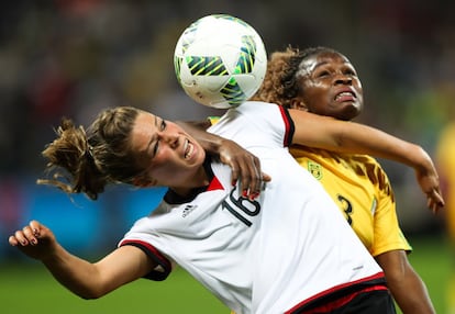 Malanie Leupolz (esquerda) da equipe da Alemanha, e Sheila Makoto (direita) da equipe do Zimbábue, durante a partida entre ambos países na Arena Corinthians, em São Paulo.