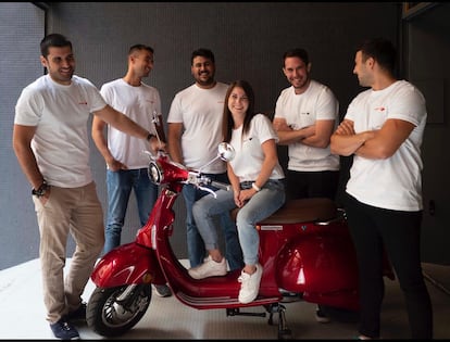 Los fundadores de Velca, desde la izquierda, Emilio Froján (CEO), José Manuel Campillo (CMO), Sergio Soler (Head of Product), Marta Rosell (Head of Sales), David Cepeda (Head of Vehicles Operations) y César Flores (Head of Supply Chain).