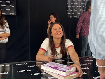 La escritora Alice Kellen firma libros en Barcelona por la Diada de Sant Jordi.
EUROPA PRESS
23/04/2025