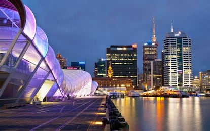 El edificio The Cloud, iluminado, en el Queen's Wharf de Auckland.