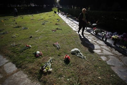 Una mujer, en el cementerio de La Almudena de Madrid.