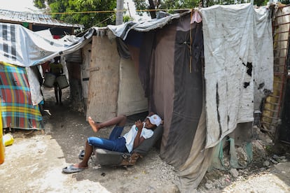 Una mujer descansa en el refugio para personas desplazadas, en junio de 2024.  