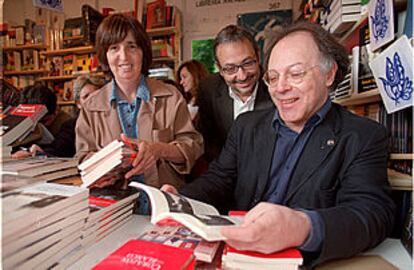 Javier Marías hojea un ejemplar de 10 años de <b></b><i>Corazón tan blanco.</i> Con él, Amaya Elezcano y Miguel Munárriz.