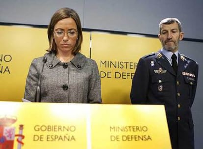 Carme Chacón, durante la comparecencia para informar sobre el atentado de Afganistán. Tras ella, el general Julio Rodríguez.
Juan Andrés Suárez García.