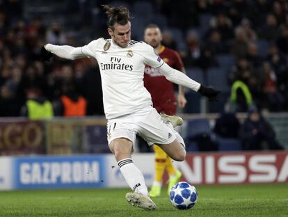 El jugador del Real Madrid, Gareth Bale, chuta para marcar el primer gol del encuentro.