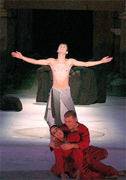 Karlik Danza Teatro, durante el ensayo de <i>Prometeo, del fuego a la luz.</i>
/ EFE