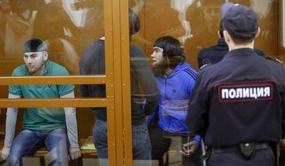 Shadid Gubashev (i), Zaur Dadayev (2i) y Anzor Gubashev (3i), tres de los cinco chechenos acusados, este jueves antes de la audiencia.