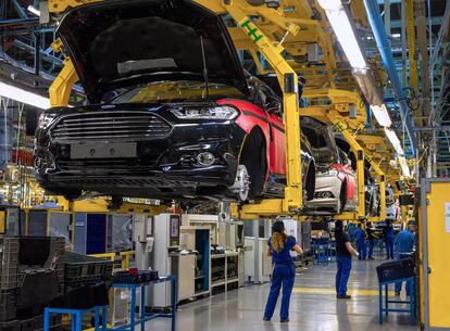 Trabajadores en una línea de ensamblaje de la planta de Ford, en Almussafes, Valencia.