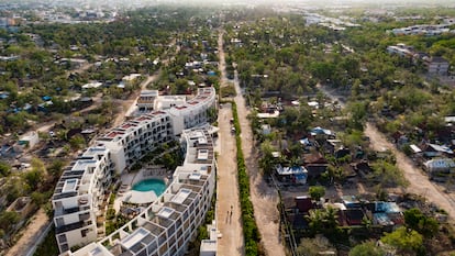 Vista áerea de la colonia 2 de Octubre, ubicada en Tulum, en el Estado de Quintana Roo, el 1 de mayo. El asentamiento irregular se ve amenazado por el desarrollo de construcciones de lujo en la zona. De acuerdo con autoridades locales, se calcula que en Tulum cerca de 6.000 personas viven en predios invadidos; esto significa que 12.8% de ciudadanos de ese municipio ocupa lotes de manera ilegal (según el Censo 2020).