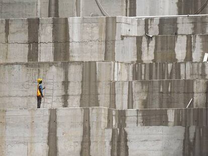 Construcci&oacute;n de la Gran Presa del Renacimiento, en 2015. 