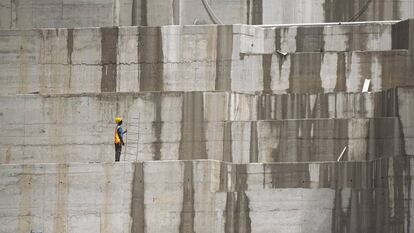 Construcción de la Gran Presa del Renacimiento, en 2015.