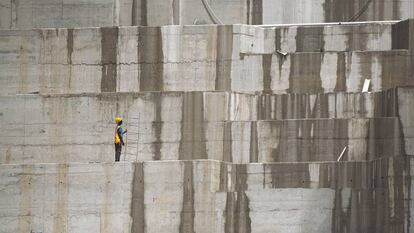 Construcci&oacute;n de la Gran Presa del Renacimiento, en 2015. 