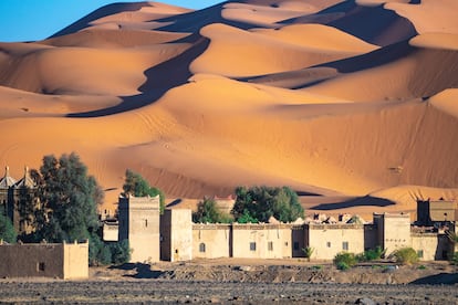 Las dunas del desierto de Erg Chebbi junto a la ciudad de Merzouga (Marruecos).