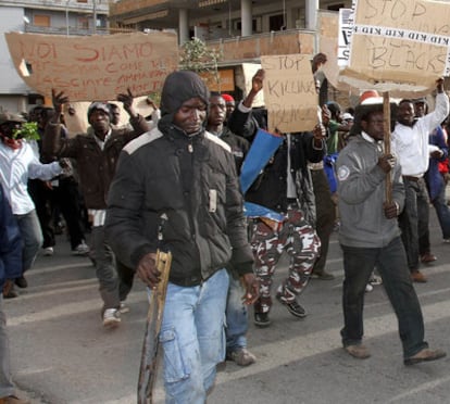 Un grupo de trabajadores inmigrantes participan hoy en una marcha de protesta por la violencia racista en las calles de Rosarno en el sur de Italia