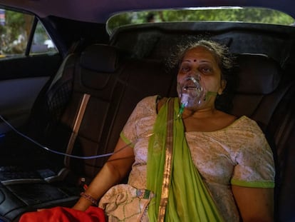 Una mujer con problemas respiratorios recibía oxígeno de forma gratuita desde su coche, en Ghaziabad, India, el pasado 24 de abril.