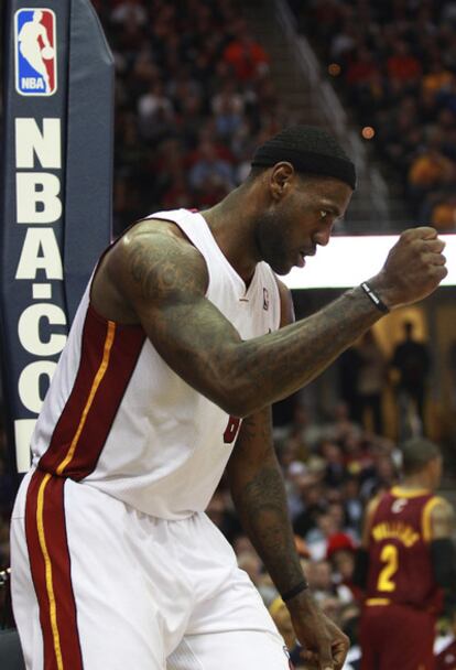 LeBron james celebra un punto en su primer partido contra Cleveland.