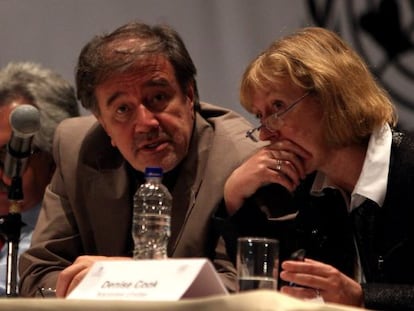 Alejo Vargas (i) y Denise Cook participan en el foro.