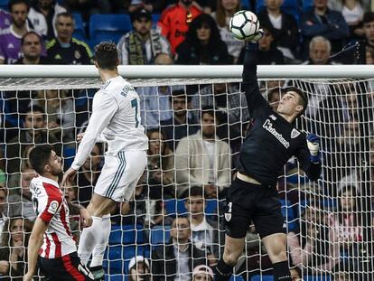 Kepa despeja un balón ante Cristiano Ronaldo. 