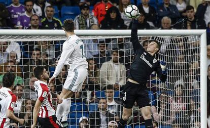 Kepa despeja un balón ante Cristiano Ronaldo.
