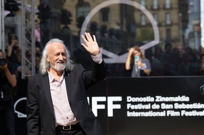 El director Montxo Armendáriz a su llegada al hotel que aloja a los invitados del Festival Internacional de Cine de San Sebastián, el 21 de septiembre. 
