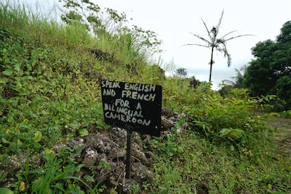 Un cartel que dice "Hable inglés o francés para un Camerún bilingüe" cerca de una escuela abandonada, en el suroeste de Camerún, el 22 de mayo de 2019.