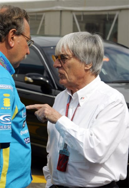 Ecclestone, con Jean François Caubet (Renault), en Montmeló