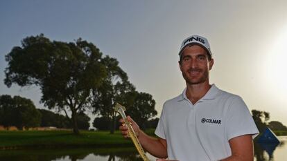 Alejandro Cañizares, con el trofeo de Marruecos, una daga.