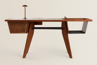 Para los enamorados de los vinilos Zara Home ha creado esta mesa de música de madera de cedro, decorada con azulejos negros en la parte superior. Un lujo con soporte para los discos y los auriculares.