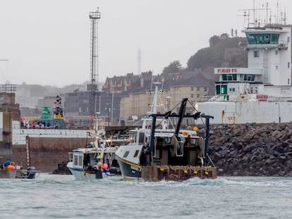 Barcos de pesca franceses navegaban hacia el puerto de Saint-Hélier, en Jersey, el pasado 6 de mayo.