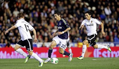 Di María, entre Joao Pereira y Tino Costa.