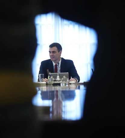 El presidente del Gobierno, Pedro Sánchez, preside el primer Consejo de Ministros.