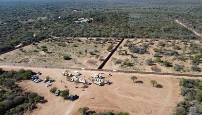 Vista aérea del lugar de Limpopo, en el noreste de Sudáfrica, donde están cargando los camiones con 19 rinocerontes blancos y negros. Les queda un camino de más de 1.600 kilómetros.