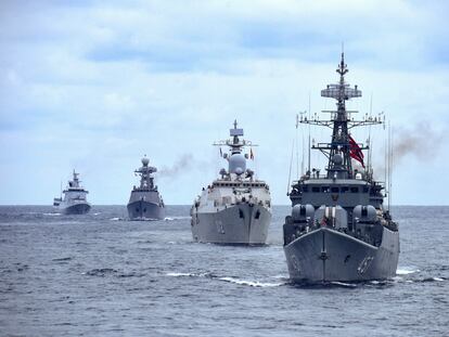 Cuatro buques militares de la flota de Indonesia, el 4 de diciembre en una demostración.