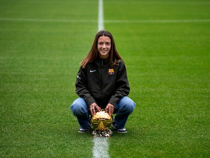 Aitana Bonmatí, con el Balón de Oro, este jueves en Barcelona.