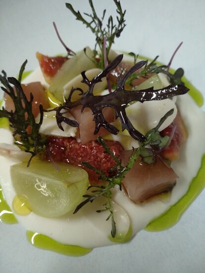 Bonito de Burela, ajoblanco de coco, brevas y almendras tiernas, en una imagen proporcionada por el restaurante Pacífico.