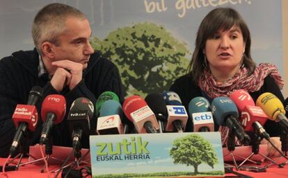 Los portavoces de la izquierda 'abertzale', Joseba Permach y Maribi Ugarteburu, durante su comparecencia de hoy.