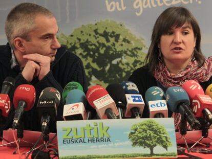 Los portavoces de la izquierda 'abertzale', Joseba Permach y Maribi Ugarteburu, durante su comparecencia de hoy.