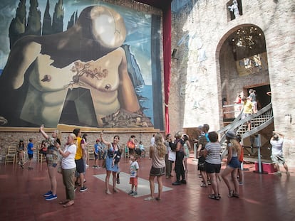 La sala bajo la cúpula del Teatre Museu Dalí de Figueres, lleno de gente, antes del cierre por la pandemia.