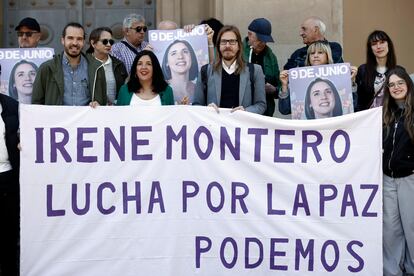 El candidato a las elecciones europeas por Podemos Pablo Fernández (tercero por la derecha), e Idoia Villanueva (segunda por la derecha), actual eurodiputada de Podemos, frente al Monumento a los Caídos en la Plaza de la Libertad en Pamplona, el 28 de mayo. 
