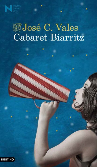 En contraportada se califica Cabaret Biarritz, galardonada este año con el Premio Nadal, de novela "divertidísima, polifónica y extravagante". Nada que oponer a esa tasación editorial. La novela es eso, y mucho más. Y nos permite descubrir a un autor, José C. Vales (Zamora, 1965), dotado de notables recursos para elaborar tramas intrincadas; recrear ambientes suntuosos, infamantes y ridículos; registrar voces y temperamentos de distinto rango social y moralidad equívoca, y con un radical sentido de la parodia. Tan radical que no solo abarca el género de investigación criminal al que la novela pertenece, sino la propia novela, construida como una improbable edición crítica de unas aún más improbables entrevistas, transcritas por un oscuro escritor, Georges Miet, redactor servil de “las historias más deplorables que se le pasaban por la cabeza a su patrón”, un editor de truculentos relatos populares que rechazaba los libros que "apestaban a literatura". Miet, que para más aversión es "artrítico, cojo y casi ciego", tiene su momento de emancipación literaria al recibir el encargo de escribir una "novela seria sobre los terribles y dramáticos sucesos acaecidos en Biarritz durante el verano de 1925". Se entrega a esa tarea, "13 años después de los hechos en cuestión", trabajando en condiciones muy patéticas. Consumirá su vida reuniendo el material de lo que pretendía que fuera "la gran novela de Biarritz", de la que solo quedarán, confundidos con otros legajos, "en la oscuridad más deplorable", los manuscritos de las entrevistas realizadas a una treintena de personajes, testigos o implicados en los hechos, que compasivamente se prestaron a hablar con el malogrado Georges Miet. PINCHA BAJO ESTAS LÍNEAS para leer la reseña completa de FRANCISCO SOLANO