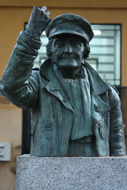 La estatua de homenaje a la <i>abuela rockera</i> en el barrio de Vallecas.