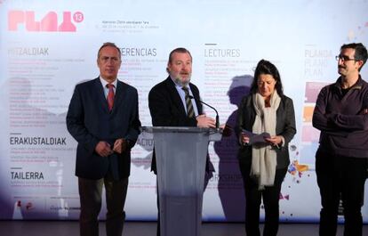 José Luis Sabas interviene, entre Juan Diego y Lourdes Fernández.