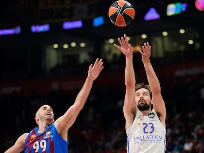 Sergio Llull lanza a canasta ante la defensa de Nick Calathes, en la semifinal de este jueves entre Real Madrid y FC Barcelona.