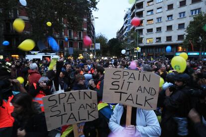 Varias personas sujetan pancartas pidiendo diálogo frente a la Consejería de Interior, en Barcelona. 