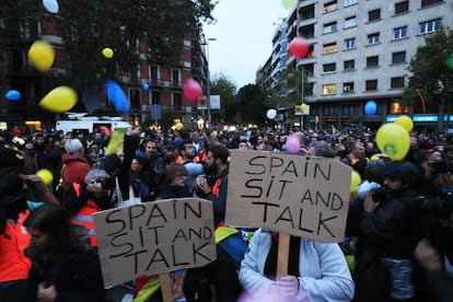 Varias personas sujetan pancartas pidiendo diálogo frente a la Consejería de Interior, en Barcelona.