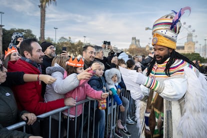 El Rey Baltasar a su llegada en el muelle de las Golondrinas del Portal de la Pau.