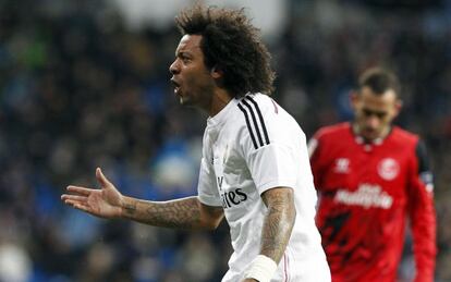Marcelo recibe una tarjeta en el encuentro contra el Sevilla.