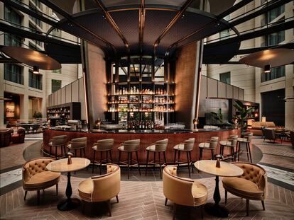Bar Atrium del hotel Radisson Collection de Berlín.