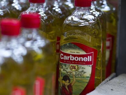 Línea de envasado de los aceites Carbonell, propiedad de Deoleo.