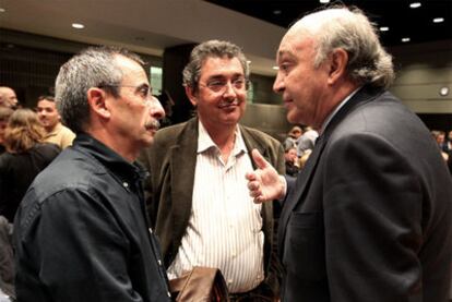 Los secretarios de Acción Sindical de CC OO, Ramón Górriz (izquierda) y de UGT, Toni Ferrer (centro), conversan con José María Lacasa (CEOE) en la toma de posesión del ministro de Trabajo.
